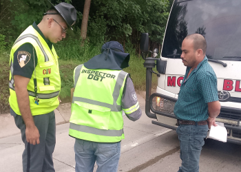 Vehículo que circulaba sin licencia sufrió un accidente que involucró a otros dos vehículos./Foto: DGT.