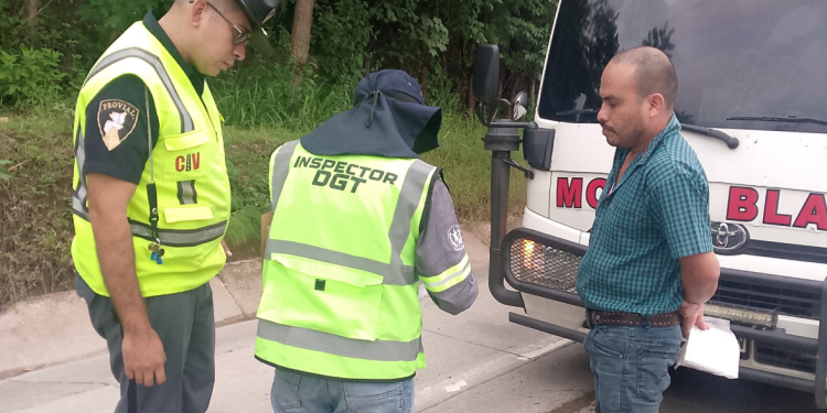 Vehículo que circulaba sin licencia sufrió un accidente que involucró a otros dos vehículos./Foto: DGT.