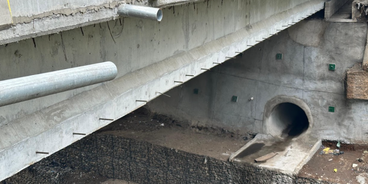 Ejecutan trabajos en el sistema de drenaje en el km 17.5 de la CA-9 Sur./Foto: CIV.