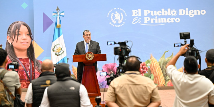 Presidente Bernardo Arévalo en conferencia de prensa.