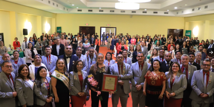 Ministra de Educación recibe distinción por su trayectoria. (Foto: Mineduc)