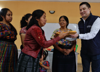 Viceministro de Desarrollo Urbano y Vivienda recibió solicitudes de subsidios habitacionales./Foto: CIV.