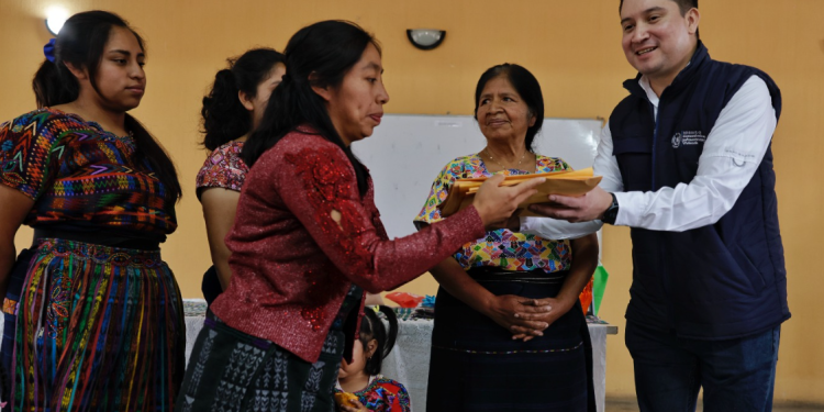 Viceministro de Desarrollo Urbano y Vivienda recibió solicitudes de subsidios habitacionales./Foto: CIV.