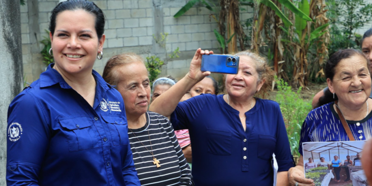 La ministra del MAGA supervisó las acciones que se realiza en el CADER ubicado en Palencia. (Foto: MAGA)