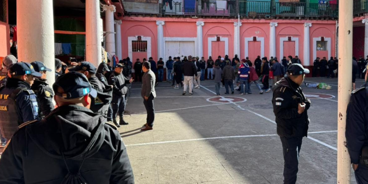 PNC continúa ejecutando requisas en centros carcelarios./Foto: PNC.