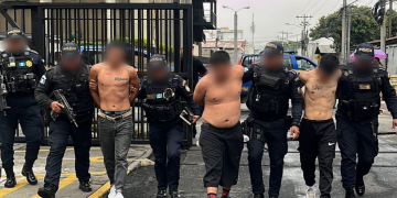 Los capturados fueron identificados como Alejandro “N”, de 24 años; Hans “N”, de 28 años y Walter “N”, de 25 años. / Foto: PNC