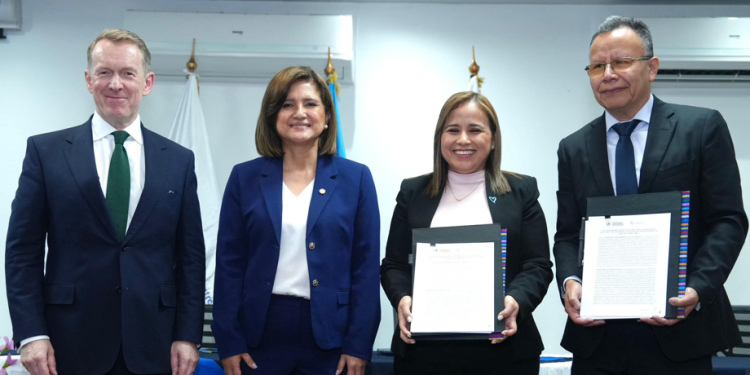 La vicepresidenta participó en la firma de carta de entendimiento entre SVET e ICMEC. (Foto: Vicepresidencia de la República)