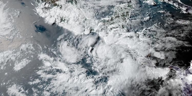 Potencial ciclón tropical Cinco-E se ubica al sur de Centroamérica, sobre el Pacífico. / Foto: NOAA-NHC.