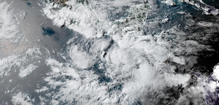 Potencial ciclón tropical Cinco-E se ubica al sur de Centroamérica, sobre el Pacífico. / Foto: NOAA-NHC.
