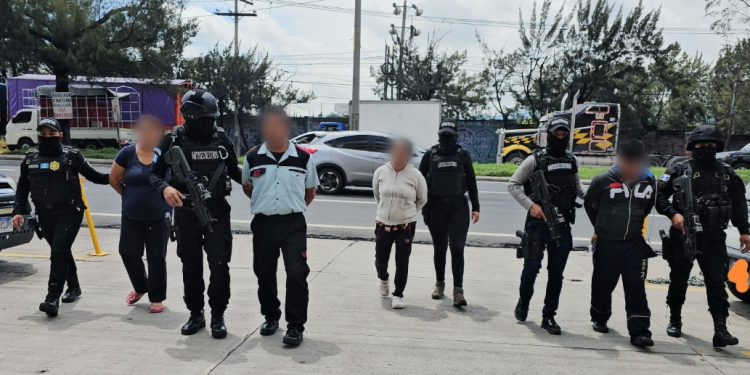 Como seguimiento al caso, la PNC y fiscales del Ministerio Público ejecutaron allanamientos en distintas zonas del país. / Foto: PNC