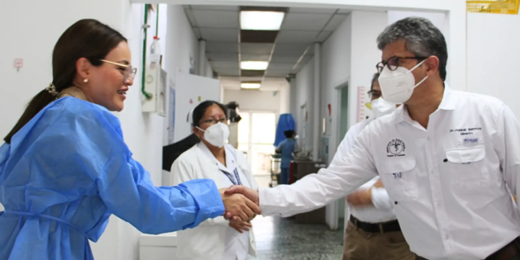 Autoridades del Ministerio de Salud supervisaron hospitales de occidente. (Foto: MSPAS)