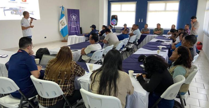 DGAC capacitó a comunicadores sobre el uso adecuado de drones./Foto: DGAC.