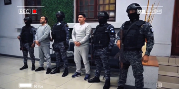 La entrega de estos dos individuos es un reflejo de los esfuerzos de cooperación internacional entre Guatemala y Estados Unidos. / Foto: Mingob