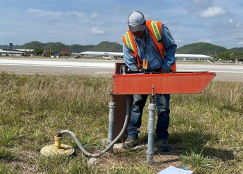 Supervisan funcionamiento de luces del Aeropuerto Mundo Maya./Foto: CIV.
