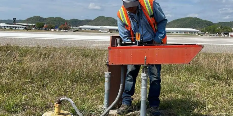 Supervisan funcionamiento de luces del Aeropuerto Mundo Maya./Foto: CIV.
