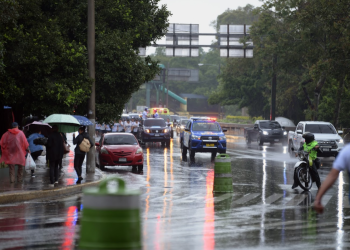 En tiempos de lluvia, la visibilidad se ve comprometida, por lo que el correcto funcionamiento del sistema de luces del automóvil es vital. / Foto: SCSP