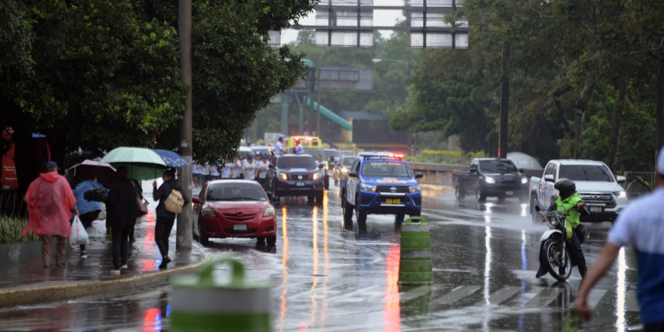 En tiempos de lluvia, la visibilidad se ve comprometida, por lo que el correcto funcionamiento del sistema de luces del automóvil es vital. / Foto: SCSP