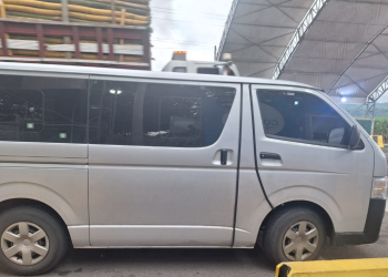 Microbús que transportaba mercadería de procedencia mexicana, sin la documentación que avalara su ingreso legal al país. / Foto: PNC