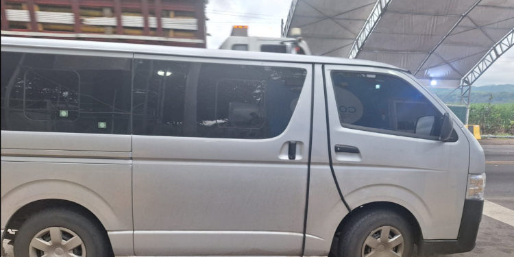 Microbús que transportaba mercadería de procedencia mexicana, sin la documentación que avalara su ingreso legal al país. / Foto: PNC