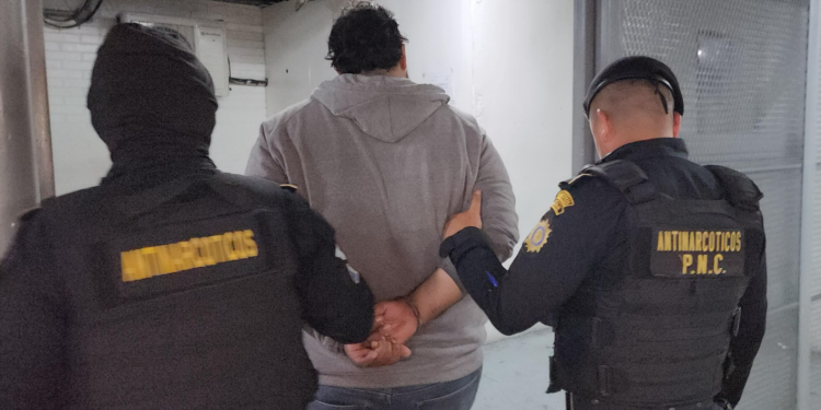 Se localizó un cargamento de droga que Cristian Omar Alvarado Ulua, de 29 años, llevaba consigo. / Foto: PNC