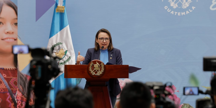 Ministra de Ambiente, Patricia Orantes compartió algunos hallazgos encontrados en los proyectos mineros de la sierra Santa Cruz. (Foto: Alex Jacinto)