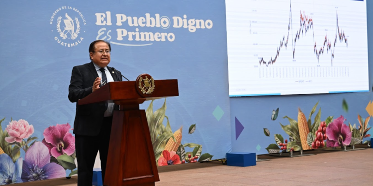 Ministro de Energía y Minas comparte que el precio del petróleo afectará la economía en Guatemala. (Foto: Byron de la Cruz)