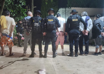 Durante los cateos, las autoridades lograron la aprehensión de cinco personas. / Foto: PNC.