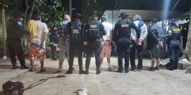 Durante los cateos, las autoridades lograron la aprehensión de cinco personas. / Foto: PNC.