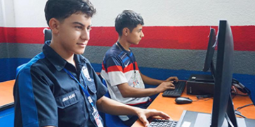 Comunas de cuatro municipios de Quiché reciben insumos para talleres de computación