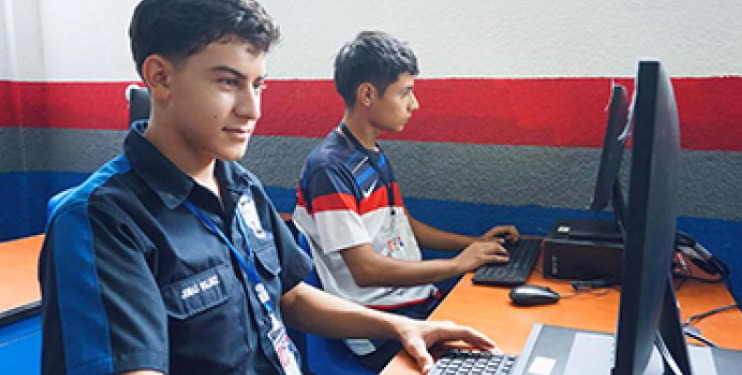 Comunas de cuatro municipios de Quiché reciben insumos para talleres de computación