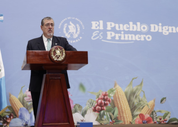 El presidente Bernardo Arévalo, durante la Ronda, en Palacio Nacional de la Cultura
