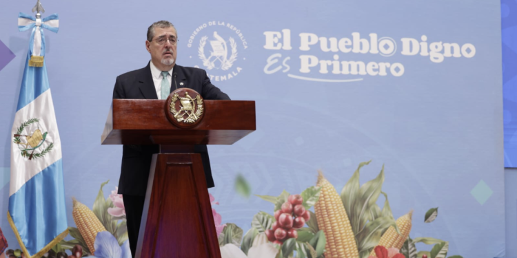 El presidente Bernardo Arévalo, durante la Ronda, en Palacio Nacional de la Cultura