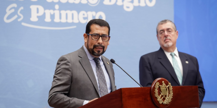 El presidente Bernardo Arévalo y el viceministro técnico de Educación, Francisco Cabrera,