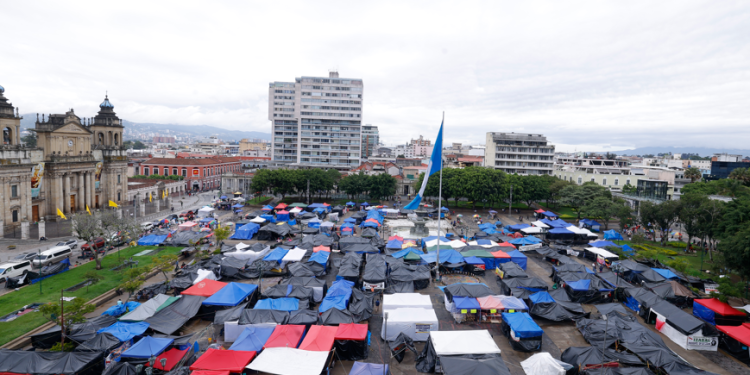 Nuevo amparo en contra del STEG ordena el cese inmediato de la suspensión indebida de clases en los centros educativos públicos. (Foto: Gilber García)