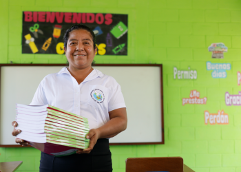 Maestros y personal administrativo del sector público reciben aumento antes del día del maestro. (Foto: archivo SCSP)