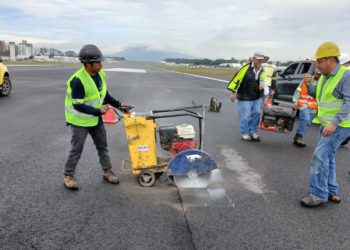 Continúa el proceso de recuperación del aeropuerto La Aurora. / Foto: CIV.