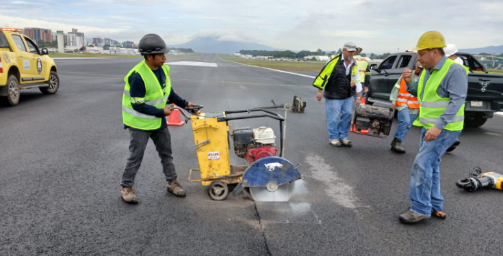 Continúa el proceso de recuperación del aeropuerto La Aurora. / Foto: CIV.