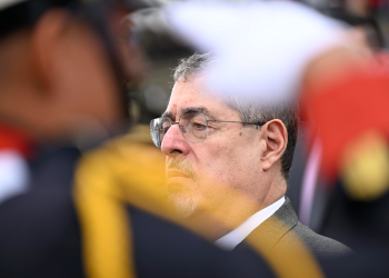 El mandatario instó a los nuevos oficiales a regirse con integridad, respeto a los derechos humanos. / Foto: Alvaro Interiano