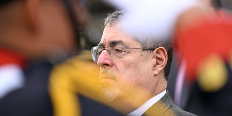 El mandatario instó a los nuevos oficiales a regirse con integridad, respeto a los derechos humanos. / Foto: Alvaro Interiano