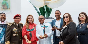 Guatemala devela la Monja Blanca en el Malecón de Santo Domingo, República Dominicana