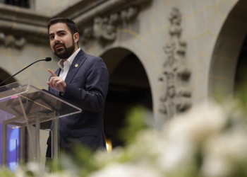 Santiago Palomo lidera conversatorio sobre desinformación. / Foto: Dickéns Zamora.