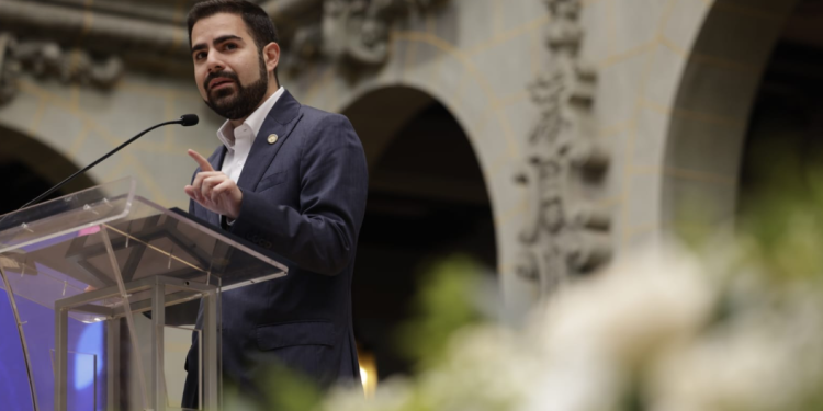 Santiago Palomo lidera conversatorio sobre desinformación. / Foto: Dickéns Zamora.