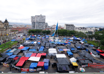 Grupo de maestros que acampan en alrededores del Palacio Nacional de la Cultura. / Foto: Gilber Gracia