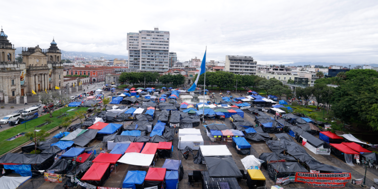 Grupo de maestros que acampan en alrededores del Palacio Nacional de la Cultura. / Foto: Gilber Gracia