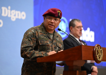 Presidente Bernardo Arévalo, reafirmó la continuidad de Henry David Saenz Ramos como Ministro de la Defensa Nacional. / Foto: Byron de la Cruz