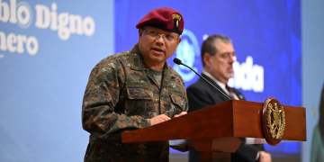 Presidente Bernardo Arévalo, reafirmó la continuidad de Henry David Saenz Ramos como Ministro de la Defensa Nacional. / Foto: Byron de la Cruz