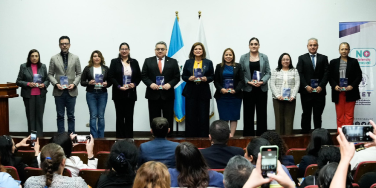La vicepresidenta participó en la entrega de la nueva guía para la atención inicial a victimas de violencia sexual. (Foto: SVET)