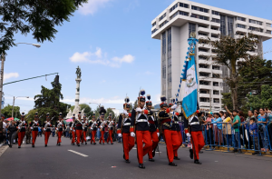 Los caballeros cadetes de la Escuela Politécnica fueron los encargados de abrir el recorrido, seguidos por otros grupos representativos. / Foto: SCSP