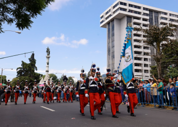 Los caballeros cadetes de la Escuela Politécnica fueron los encargados de abrir el recorrido, seguidos por otros grupos representativos. / Foto: SCSP