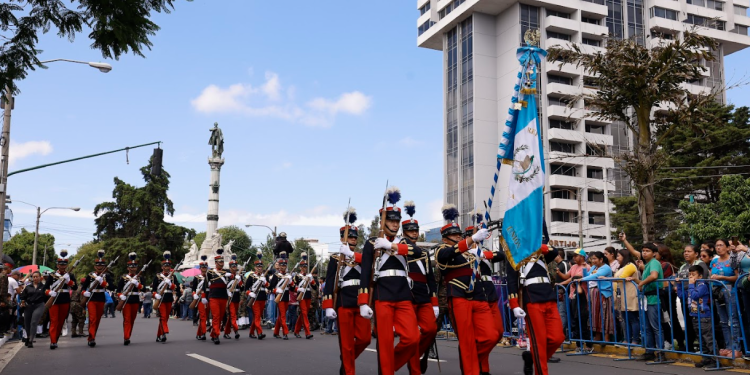 Los caballeros cadetes de la Escuela Politécnica fueron los encargados de abrir el recorrido, seguidos por otros grupos representativos. / Foto: SCSP